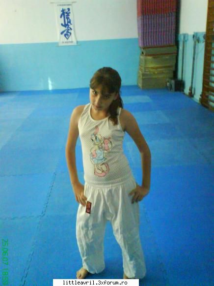 nu sunt pijamale sunt de la kimono , ala e un maieu , dar nu aveam si bluza pe mn.
uitati in sala de